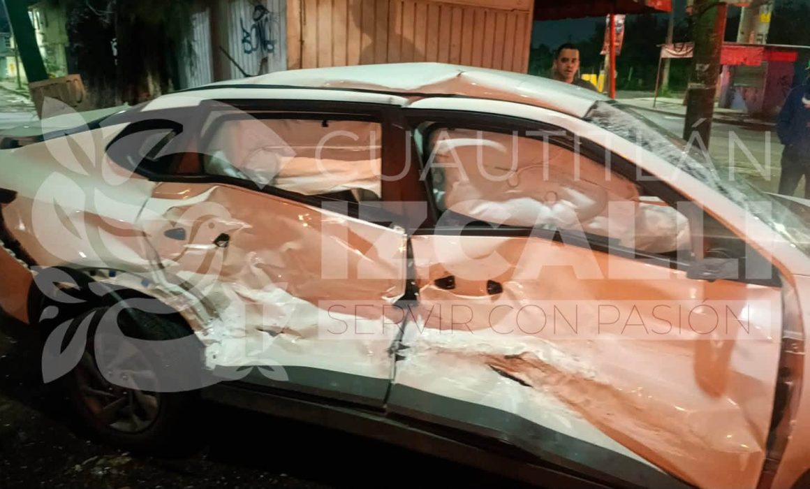 Salvan policías de Izcalli a embarazada en accidente entre taxi y camión