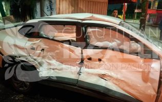 Salvan policías de Izcalli a embarazada en accidente entre taxi y camión