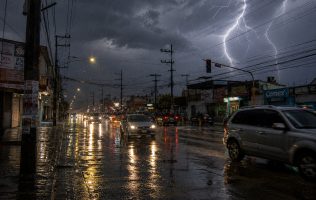 Se desatan tormentas eléctricas en Edomex por onda tropical hoy