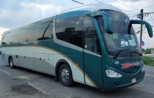 Suspenden ruta de Flecha Roja hacia Toreo; usuarios quedan varados