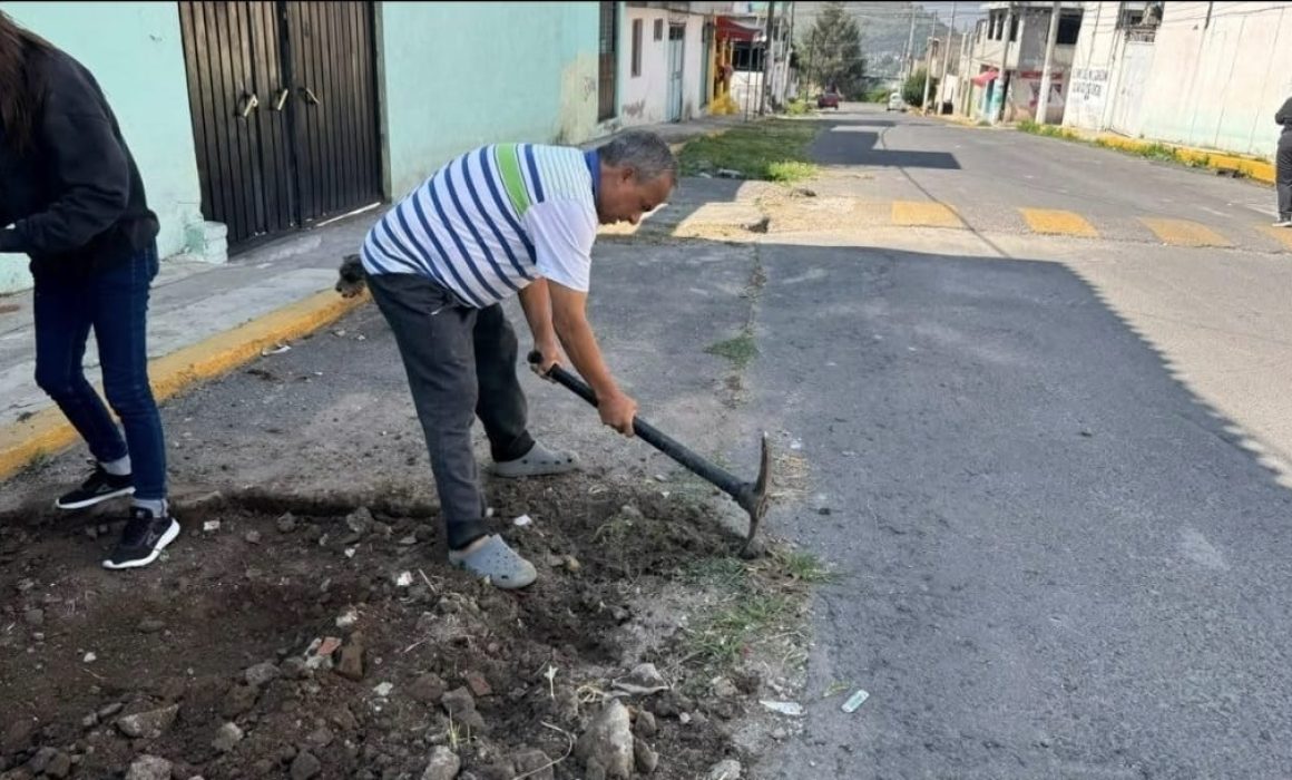 Tapan vecinos baches ante abandono del gobierno de Ixtapaluca