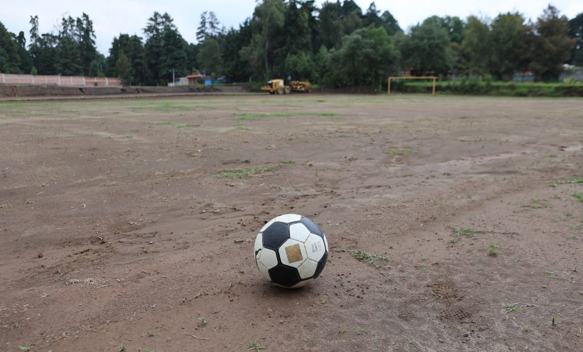 Transforma Gobierno del Edomex canchas de futbol en comunidades rurales
