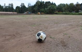 Transforma Gobierno del Edomex canchas de futbol en comunidades rurales