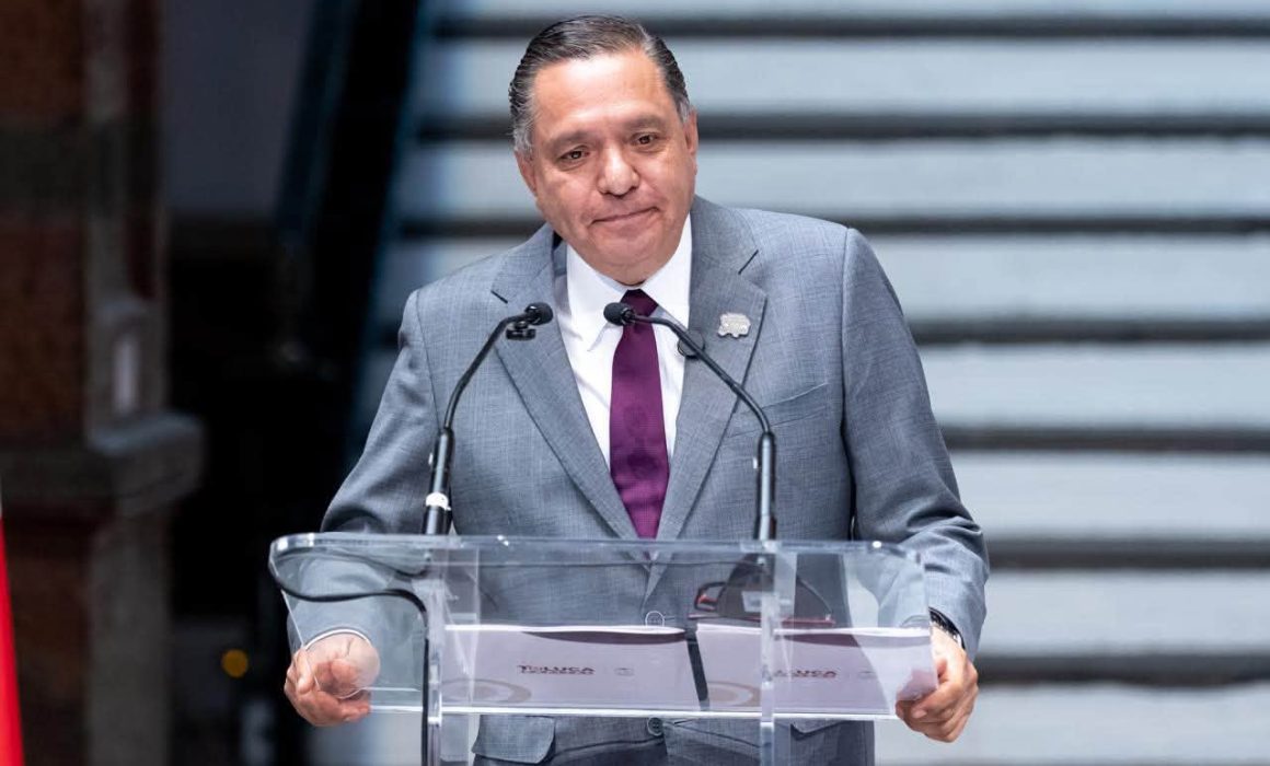 Usa Ricardo Moreno a empleados en días de descanso para pulir su imagen