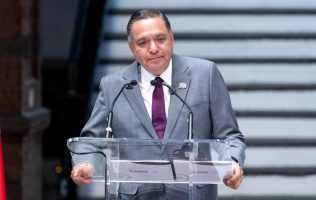 Usa Ricardo Moreno a empleados en días de descanso para pulir su imagen