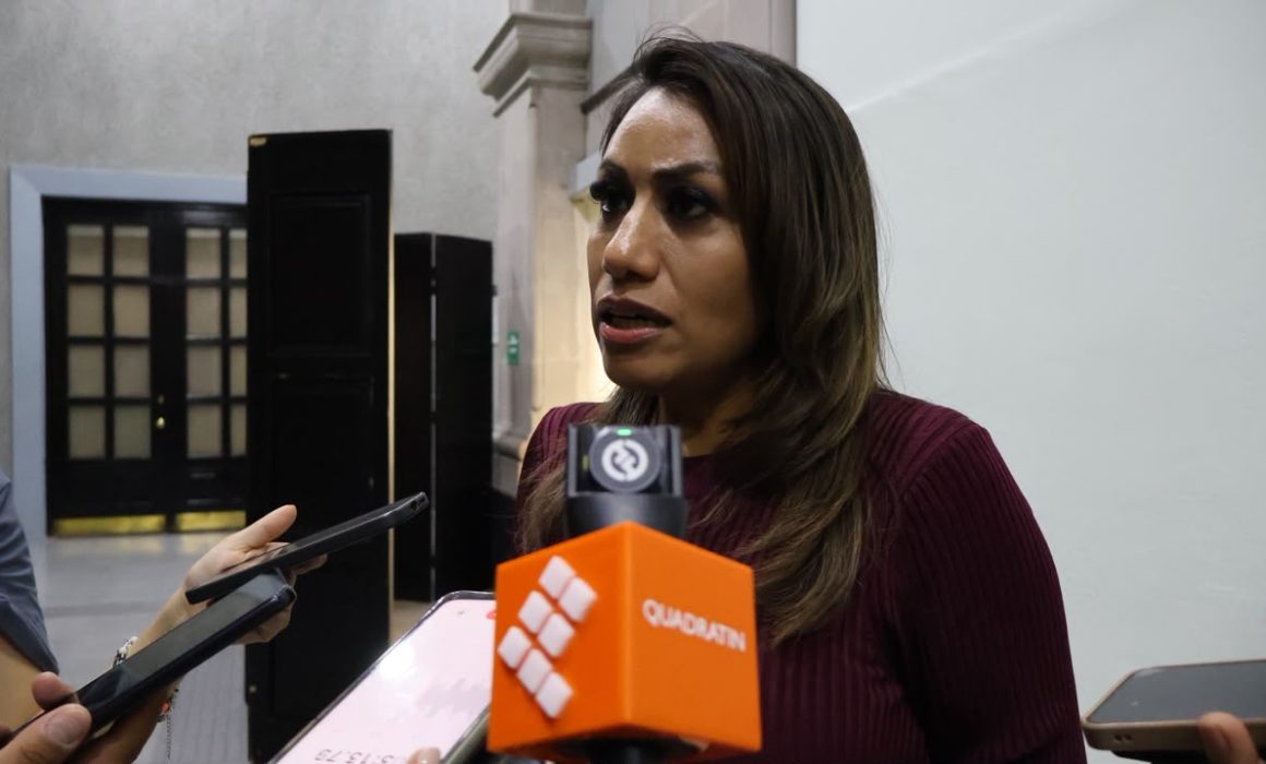 Acusa Ruth Salinas derroche de Ricardo Moreno en artistas del Alfeñique