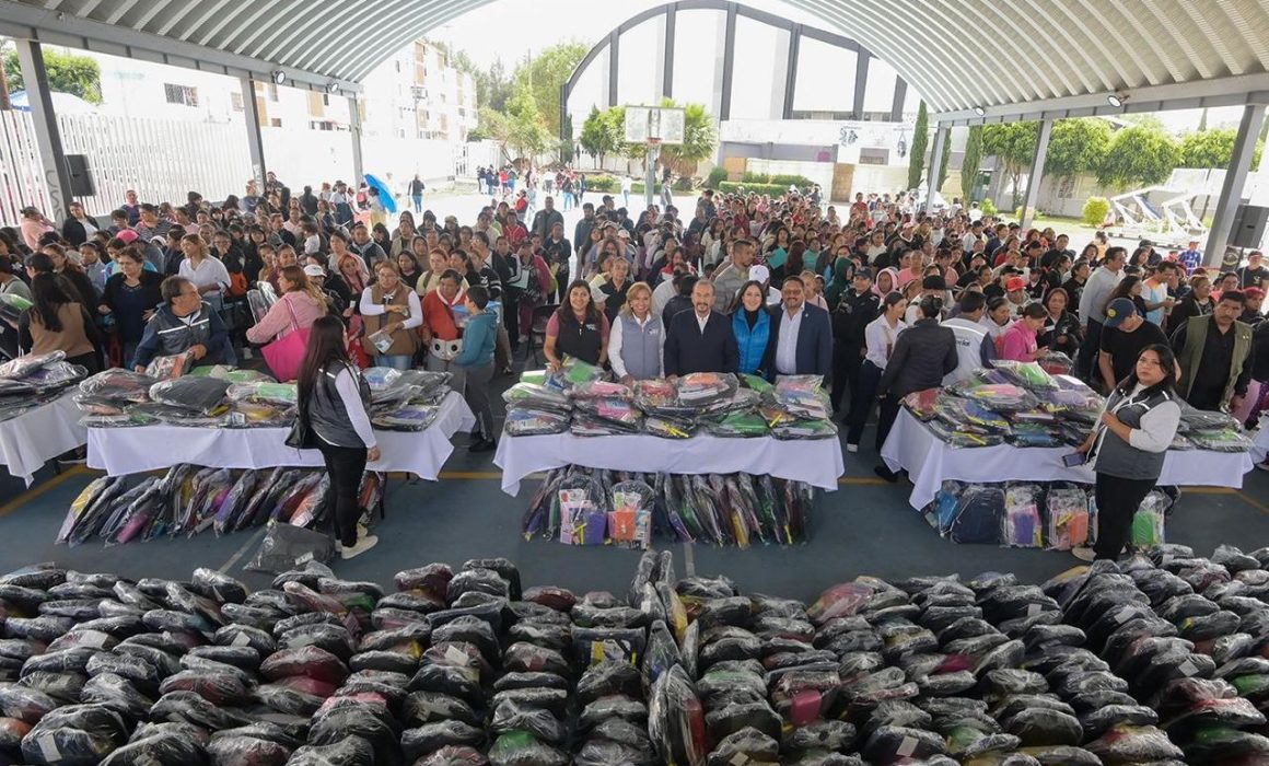 Alivia Pedro Rodríguez cuesta escolar con entrega de kits en Atizapán