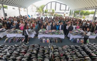 Alivia Pedro Rodríguez cuesta escolar con entrega de kits en Atizapán