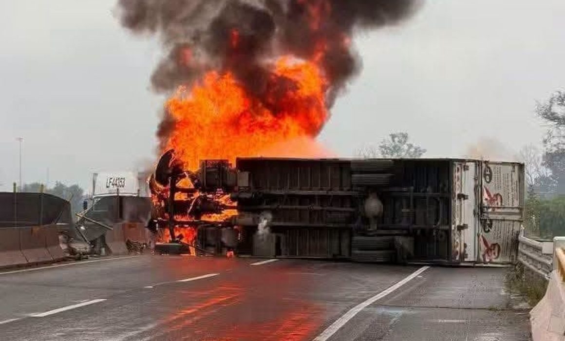 Arde tráiler y colapsa el Circuito Exterior a la altura de Tultepec