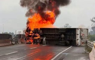 Arde tráiler y colapsa el Circuito Exterior a la altura de Tultepec