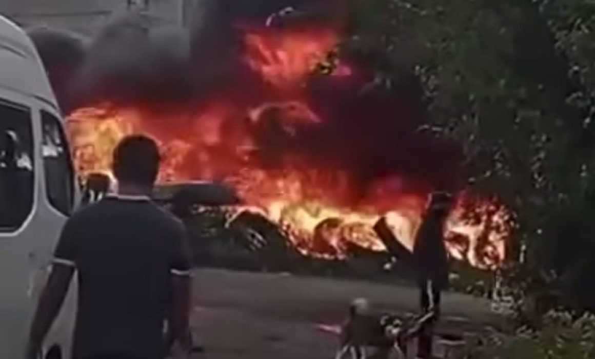 Arden llantas arrumbadas cerca de una gasera en Ecatepec