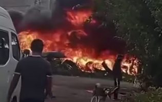 Arden llantas arrumbadas cerca de una gasera en Ecatepec