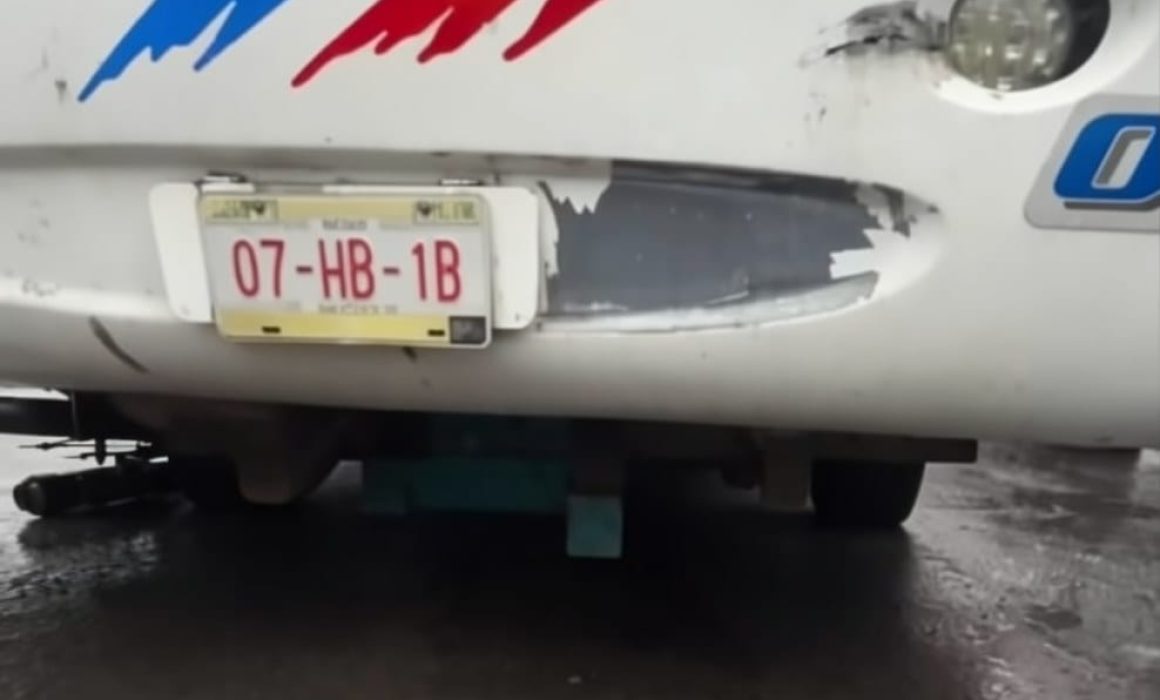 Arrolla autobús a mototaxi y deja un muerto y un herido en Ecatepec