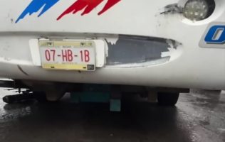 Arrolla autobús a mototaxi y deja un muerto y un herido en Ecatepec