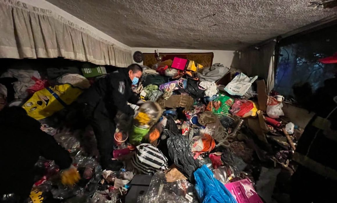 Atiende Tlalnepantla a adulto mayor que vivía entre basura y plagas