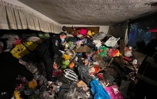 Atiende Tlalnepantla a adulto mayor que vivía entre basura y plagas