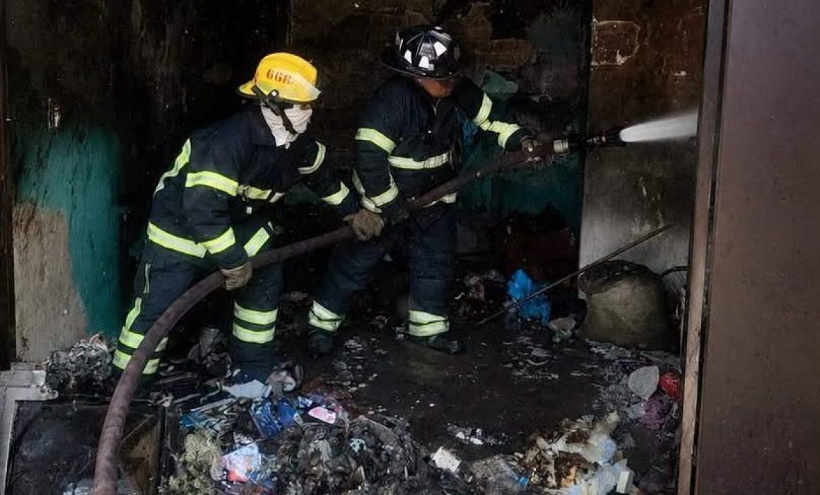 Atienden bomberos fuego en vivienda de San Pablo Xalpa, Tlalnepantla