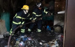 Atienden bomberos fuego en vivienda de San Pablo Xalpa, Tlalnepantla