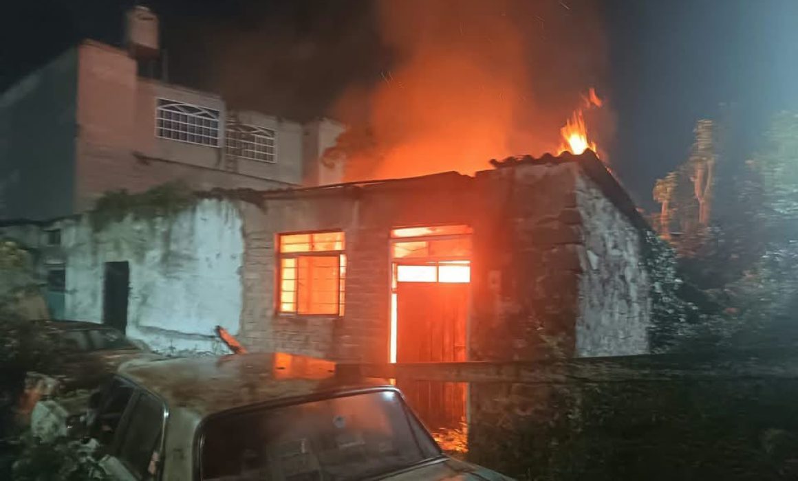 Atienden bomberos incendio en vivienda abandonada de Tlalnepantla