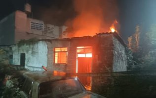 Atienden bomberos incendio en vivienda abandonada de Tlalnepantla