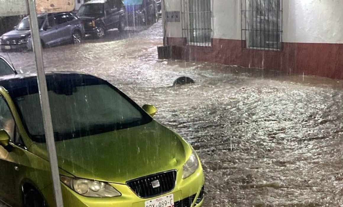 Azota tormenta Valle de Bravo; se inundan calles y viviendas