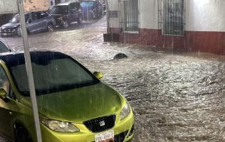 Azota tormenta Valle de Bravo; se inundan calles y viviendas