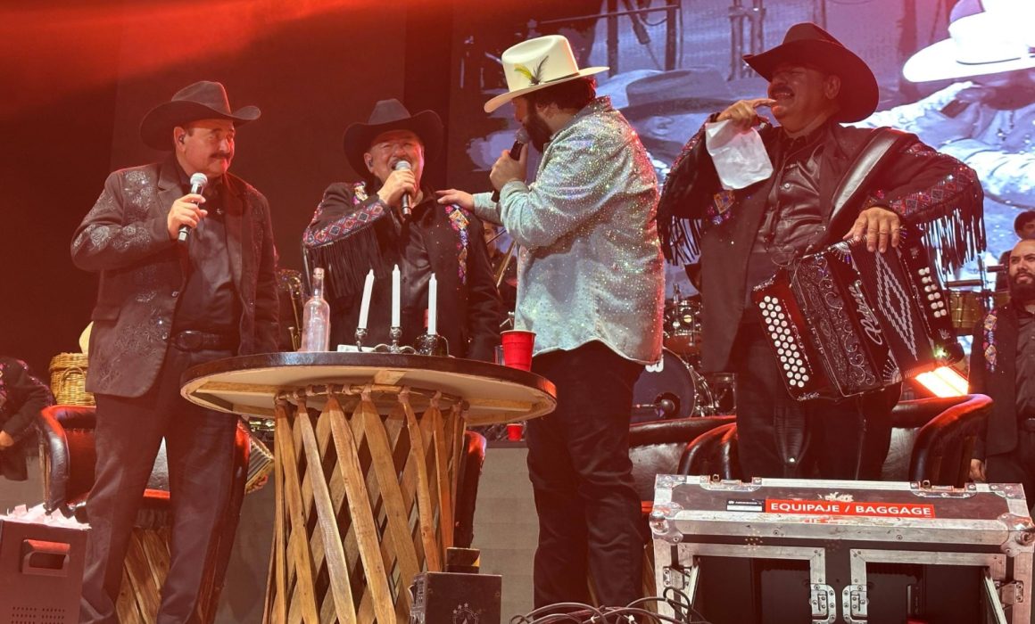 Bailan mexiquenses con El Fantasma y Huracanes del Norte