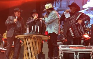 Bailan mexiquenses con El Fantasma y Huracanes del Norte
