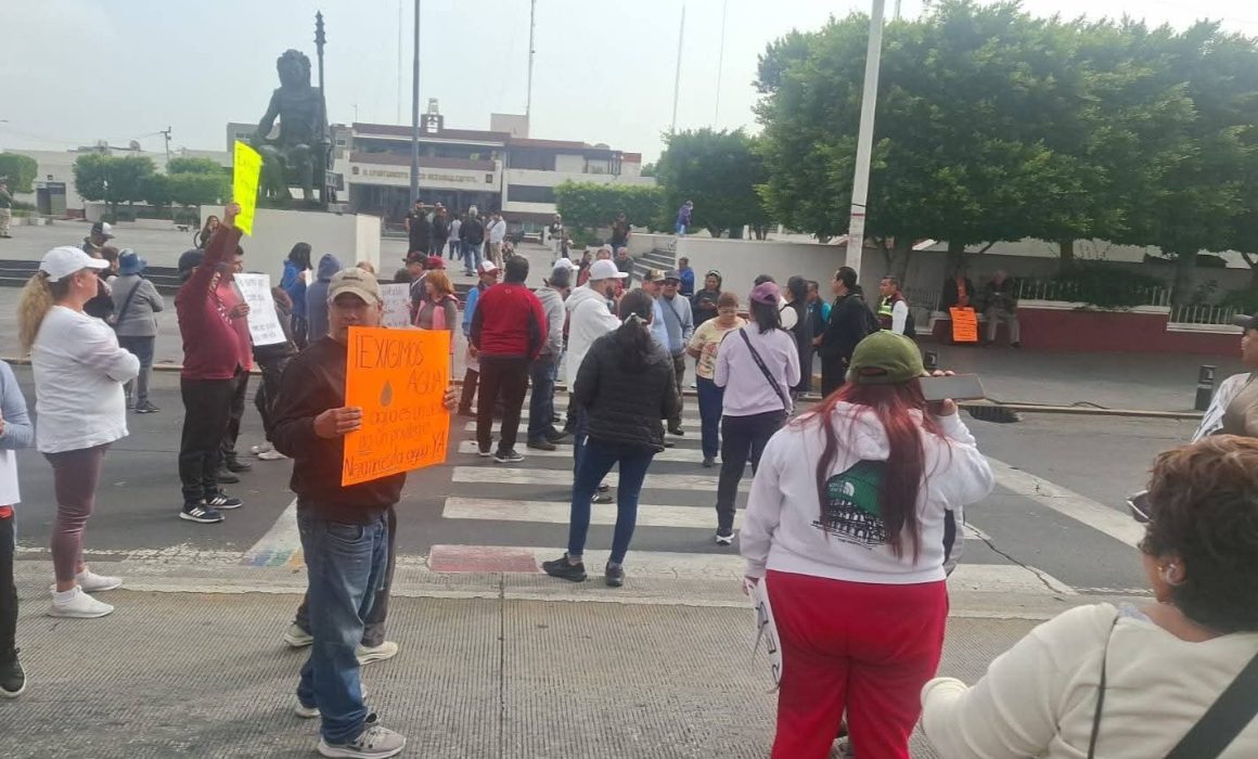 Bloquean vecinos de Neza para exigir agua tras 20 días sin servicio