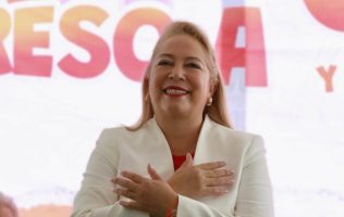 Captan a alcaldesa de Tepotzotlán usando auto oficial para ir a misa