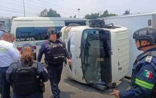 Choca combi contra camioneta de carga en Tlalnepantla hay 11 lesionados