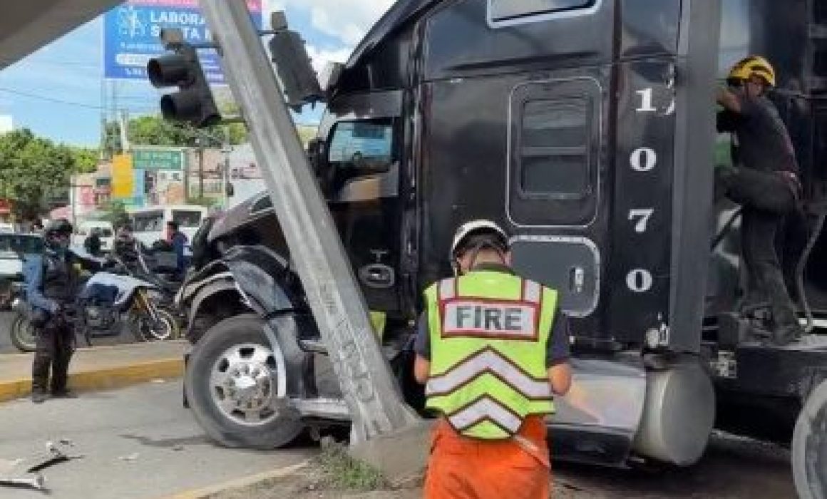 Choca tráiler contra semáforo y bloquea carril del Mexibús en Ecatepec
