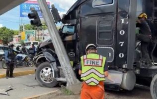 Choca tráiler contra semáforo y bloquea carril del Mexibús en Ecatepec
