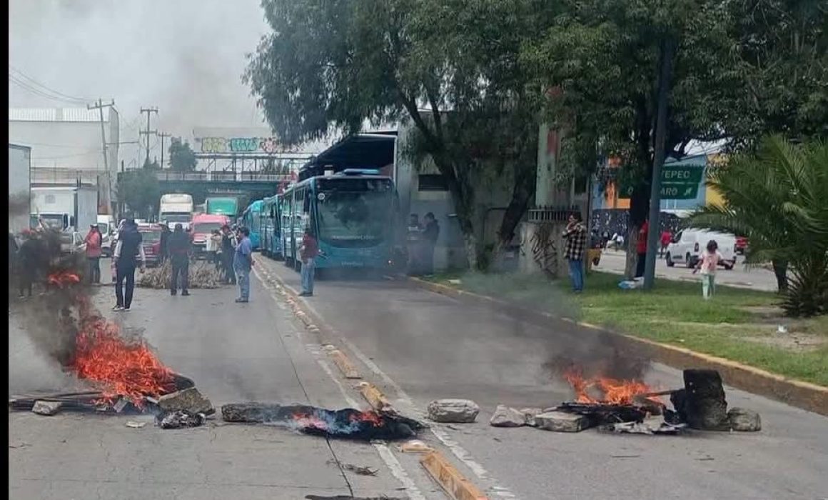 Cierran Vía López Portillo y provocan caos vial a la altura de Tultitlán
