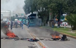 Cierran Vía López Portillo y provocan caos vial a la altura de Tultitlán