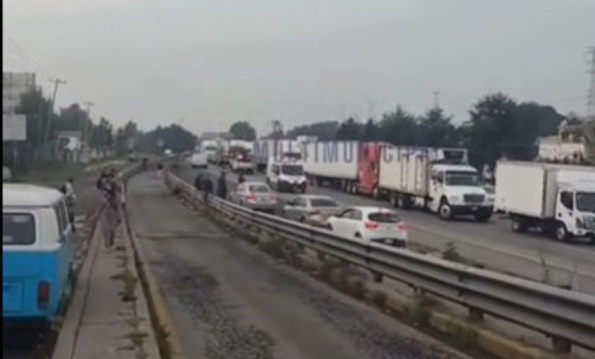 Cierran la Méx-Qro por tráiler volcado y atropellamiento en Coyotepec