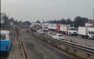Cierran la Méx-Qro por tráiler volcado y atropellamiento en Coyotepec