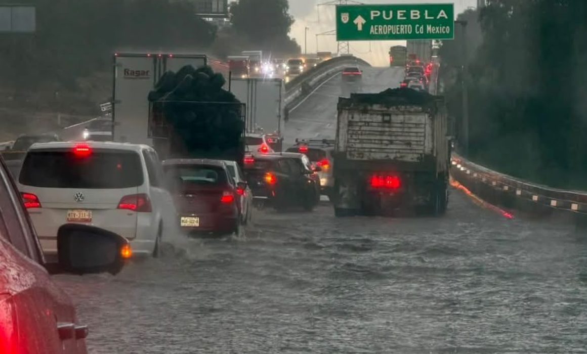 Colapsan lluvias la Chamapa-Lechería y varias vialidades de Atizapán