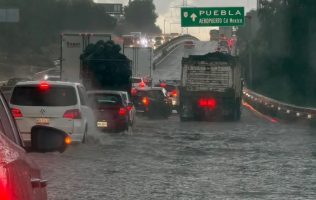 Colapsan lluvias la Chamapa-Lechería y varias vialidades de Atizapán