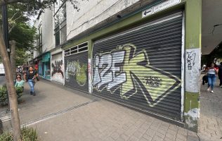 Comerciantes de Toluca trabajan con miedo por amenazas de ambulantes