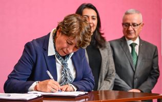 Dará Delfina Gómez becas a estudiantes de escuelas particulares