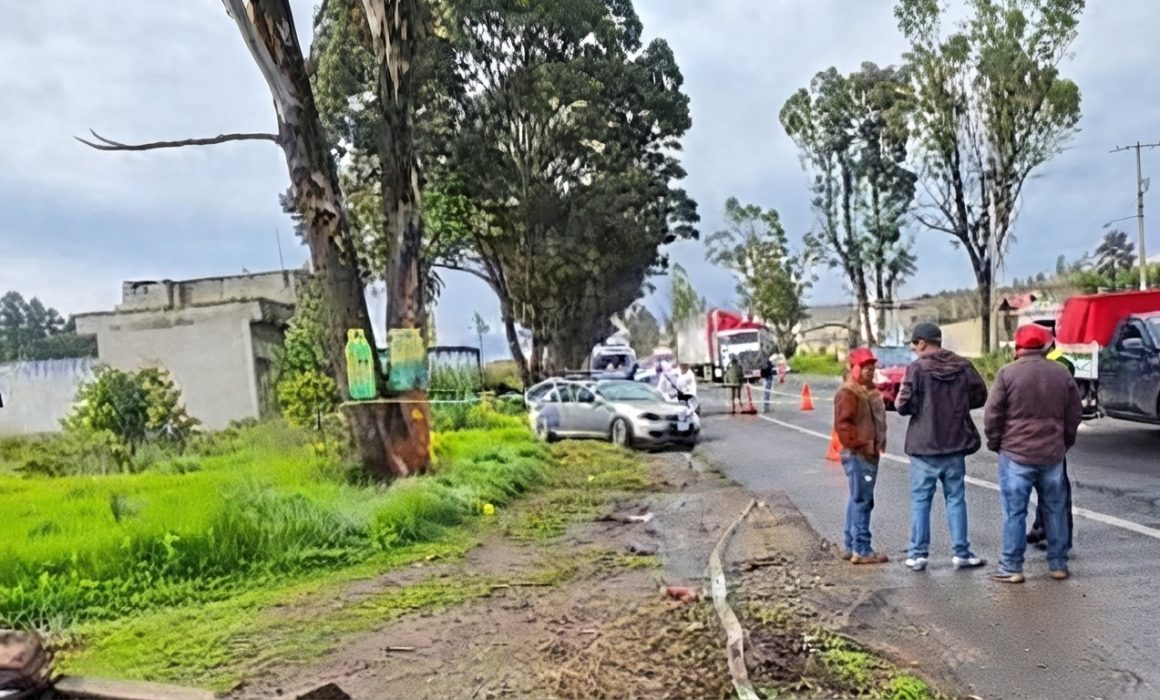 Deja a 2 muertos choque contra árbol en la Toluca-Zitácuaro