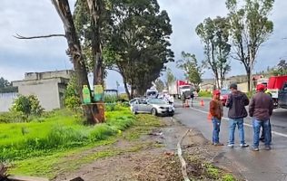 Deja a 2 muertos choque contra árbol en la Toluca-Zitácuaro
