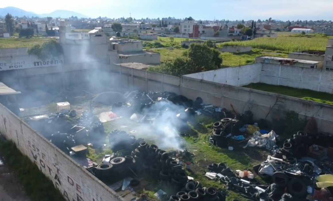 Denuncian quema de llantas junto a kínder sin respuesta en Toluca