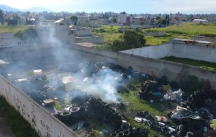 Denuncian quema de llantas junto a kínder sin respuesta en Toluca