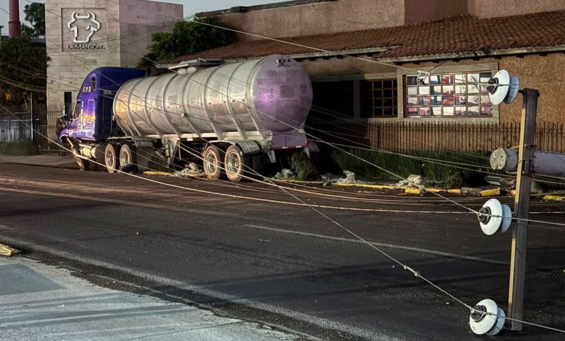 Derriba tráiler postes y provoca cierre de la Vía Morelos