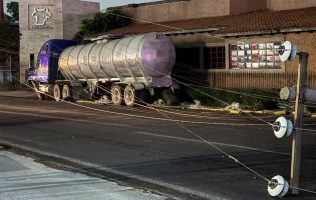 Derriba tráiler postes y provoca cierre de la Vía Morelos
