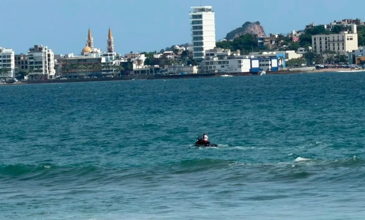 Desaparece joven de Toluca tras meterse al mar en Mazatlán
