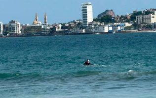 Desaparece joven de Toluca tras meterse al mar en Mazatlán