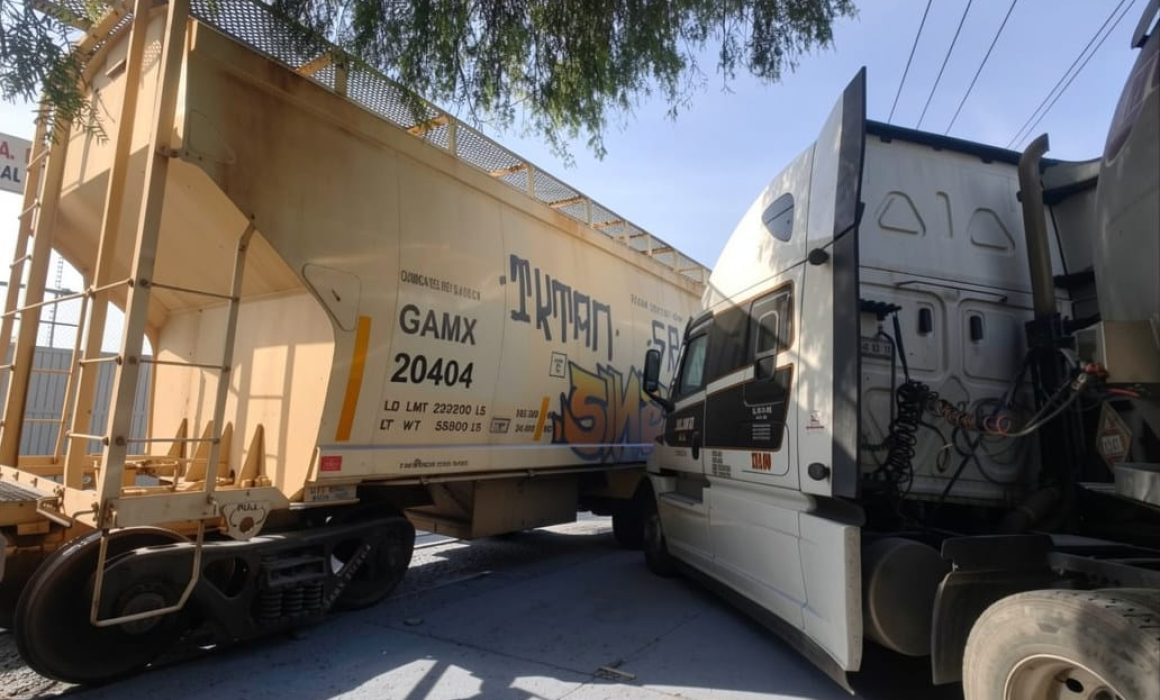 Embiste tren a 2 tráileres y deja una mujer lesionada en Ecatepec